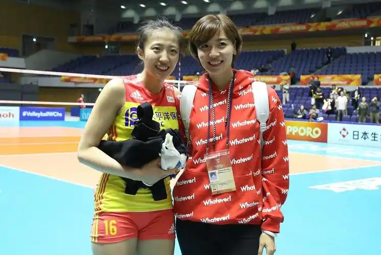 中国女排美女2人组!魏秋月美艳不可方物,丁霞清纯笑意盈盈