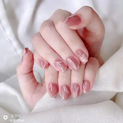粉色冰透线条椭圆型美甲图片