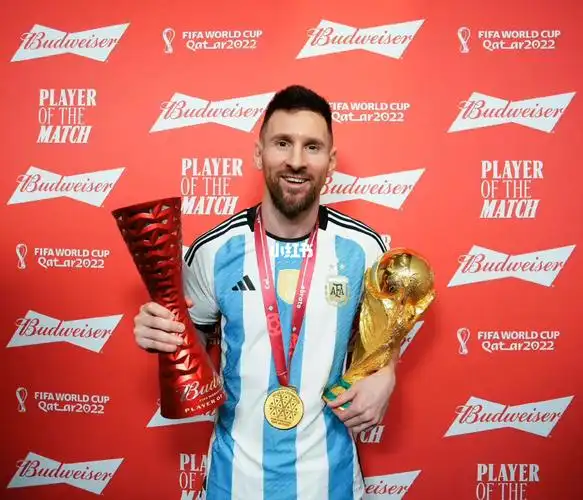 梅西穿上了阿根廷的三颗星球衣