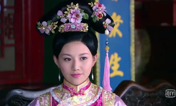 多情江山:从歌女到皇贵妃,董小宛历经6个发型,簪花旗头超雅致