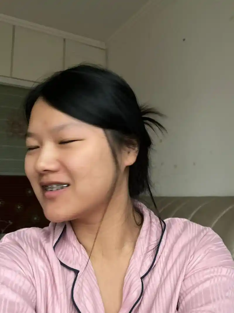 大笑起来连第3颗牙都露不出来,像个小老太太