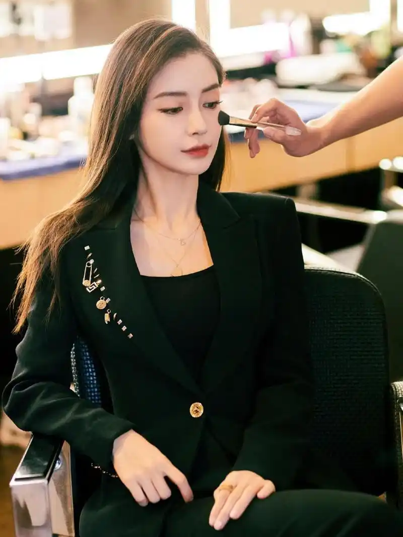 angelababy酷飒风大片 黑金色西服小套装超酷,气场全