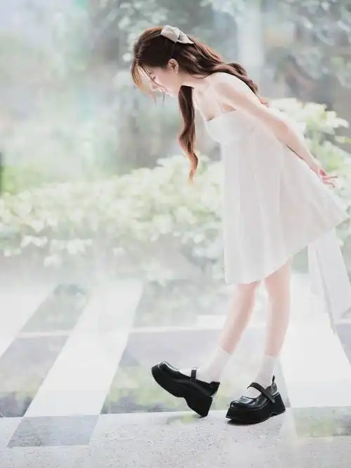 赵露思白色吊带裙新造型清新自然闪闪发光