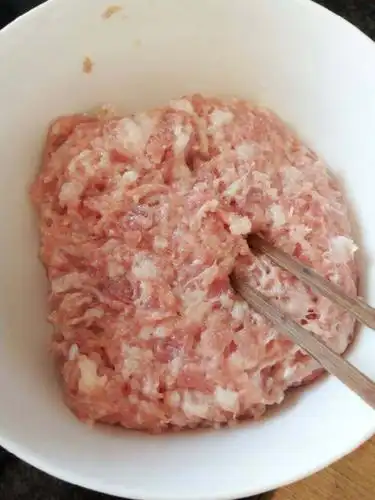 inline-block; href=/shicai/ 414>猪肉 /a>一斤,剁成肉馅儿