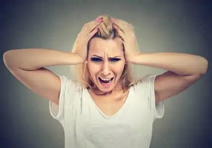 一个心烦意乱的女青年的画像尖叫照片