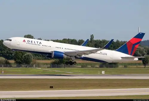 美联航一架波音737-900er疑似引擎着火,涉事飞机注册号不详,事故原因