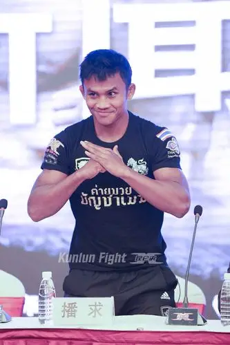 播求亮相达州美女拳手秒变脑残粉 闫西波功夫秀抢镜