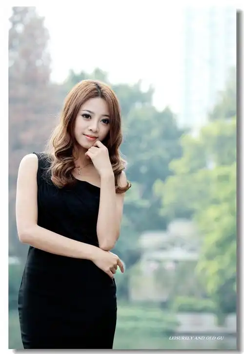 肥白拍半身人像.