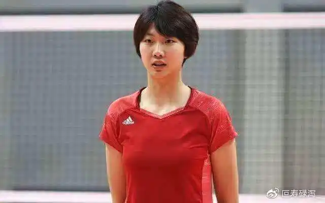 2009年10月,袁心玥被八一女排特招入伍,成了一名穿军装的专业运动员.