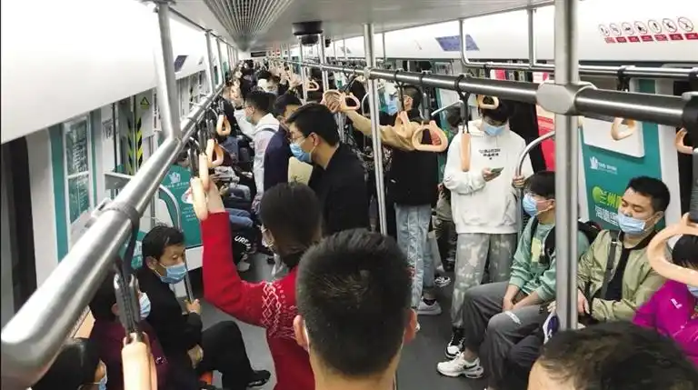 从赶地铁到挤地铁市民对轨道出行日益依赖期待地下网络更加完善