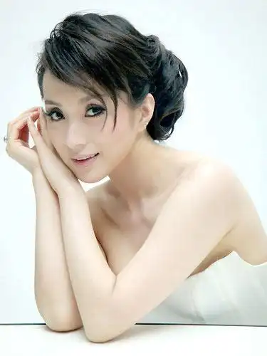 揭汤灿从护士变军人歌手被曝与数官员交往密切