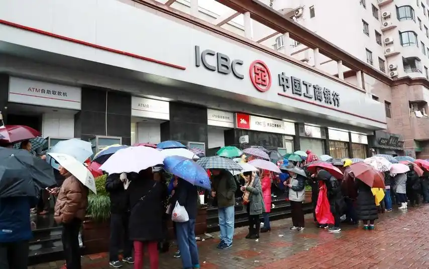 银行门前排长龙,大爷凌晨1点等候图个啥?