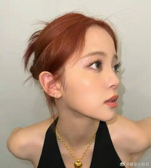 欧阳娜娜20岁前,父亲欧阳龙禁止她打耳洞.