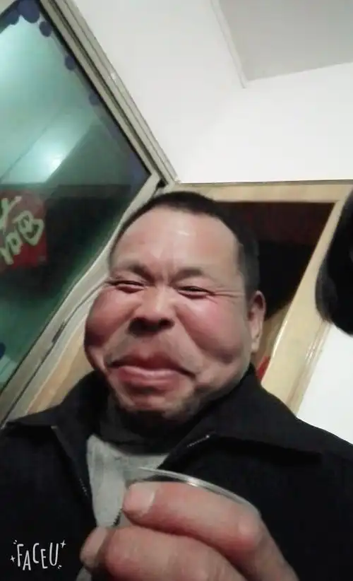 这个相机不需要你面带笑容,四十五度仰拍,不需要你尝试各种自拍角度