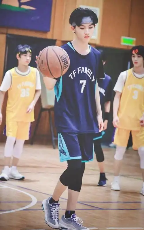 初恋男孩马嘉祺,他的始终如一难能可贵,浪漫主义的他穿搭美如画