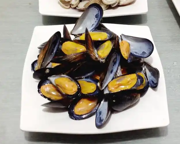 5),经济性仿真食品模型取代食品实物,全明档摆放,令菜品一目了然,避免