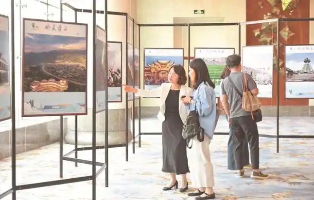 参会旅行社代表在贵荟馆展台了解贵州文创产品.