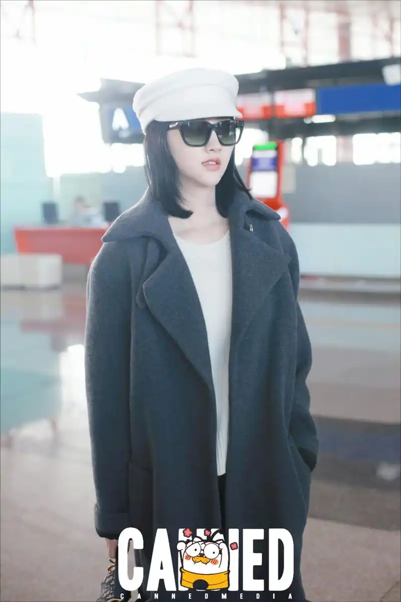 景甜机场街拍,又高又白的帅气小姐姐