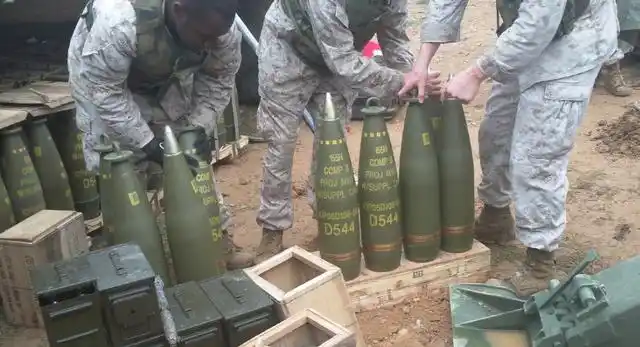 155毫米炮弹有多大?爆炸时卧倒能躲过去吗?