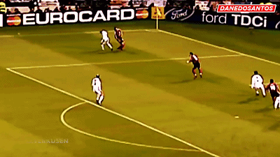 比赛第45分钟,齐达内在大禁区线接队友传球转身摆腿凌空抽射.