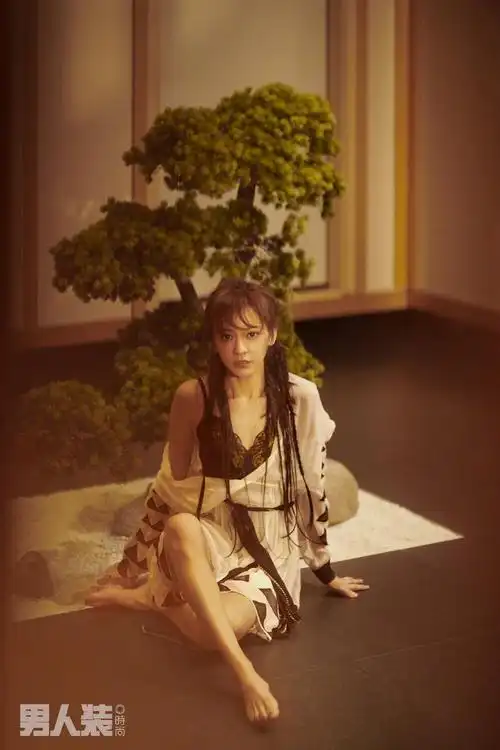 陈意涵2021年4月登上《男人装》,在中式园林中演绎了一组充满情调的