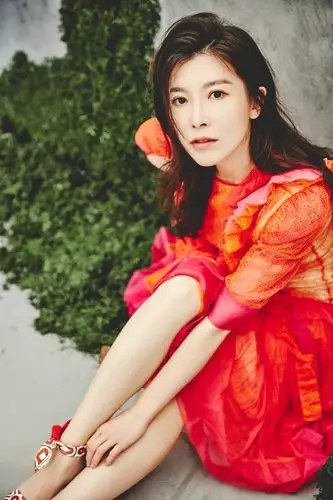 张棪琰时尚照曝光 红衣素裹柔情尽显