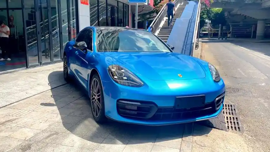 保时捷帕拉梅拉,白色改蓝色上车效果
