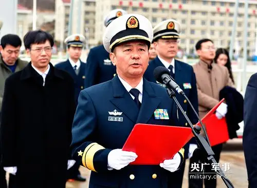 东海舰队某水警区司令员王建勋少将宣布舰名,舷号.徐巍摄