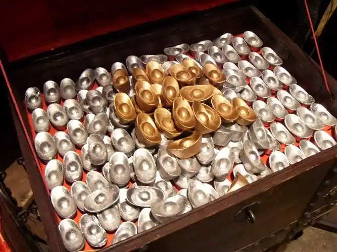 偷窃价值约1290万的黄金珠宝,之后将所有黄金首饰熔合成为一个金块