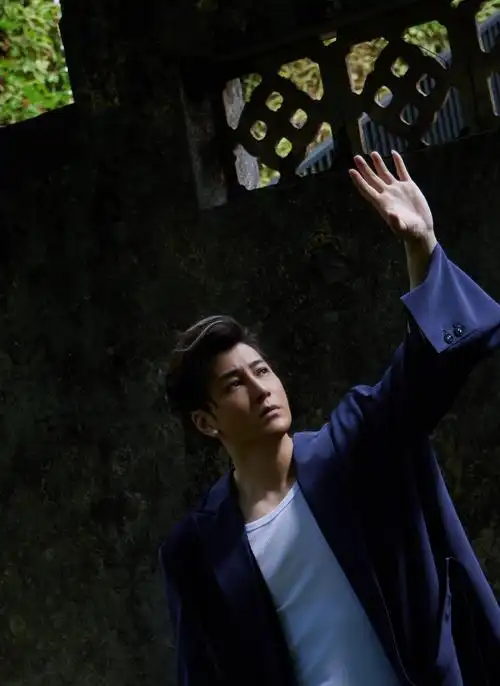 许绍洋受邀出席费加罗之夜 解构风西装利落有致酷飒不羁