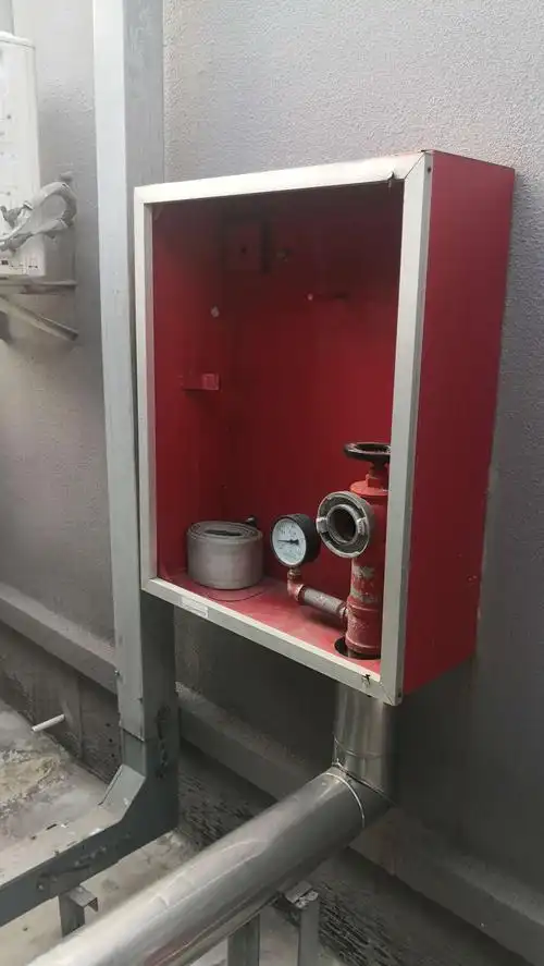 楼层幕墙护栏均未安装,资料中未提供幕墙抗撞击试验检测报告.