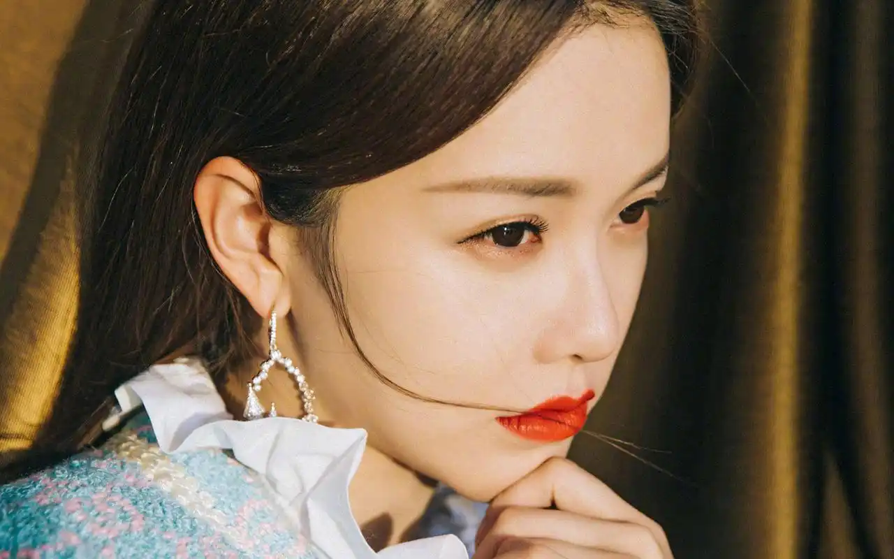 黄一琳白皙性感高清桌面壁纸