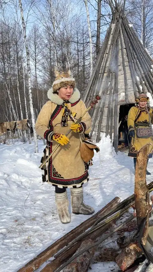首页>非遗动态>  鄂伦春传统民族服饰  大兴安岭,给了鄂伦春人无穷的