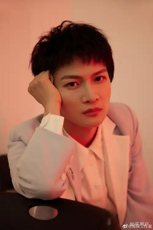如何评价周深的长相? - 知乎