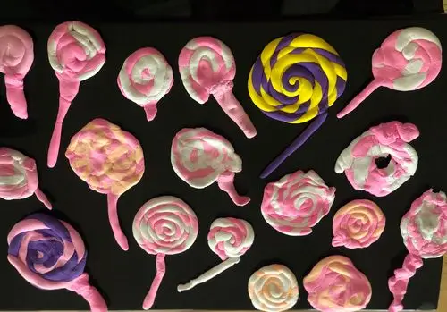 通过用超轻粘土制作棒棒糖,我们学会了团圆,搓条还有拧麻花,看我们