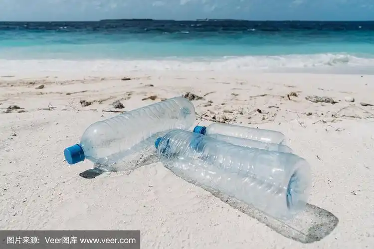 海滩上的废弃塑料瓶