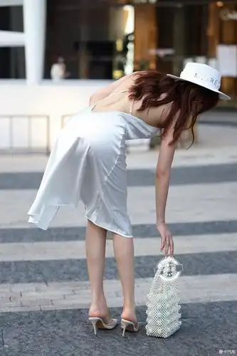 这应该是真空出镜的街拍妹子哦