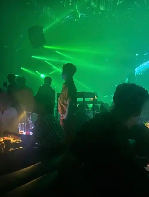 去酒吧蹦迪穿得和夜店服务员小哥一样怎么办多图预警