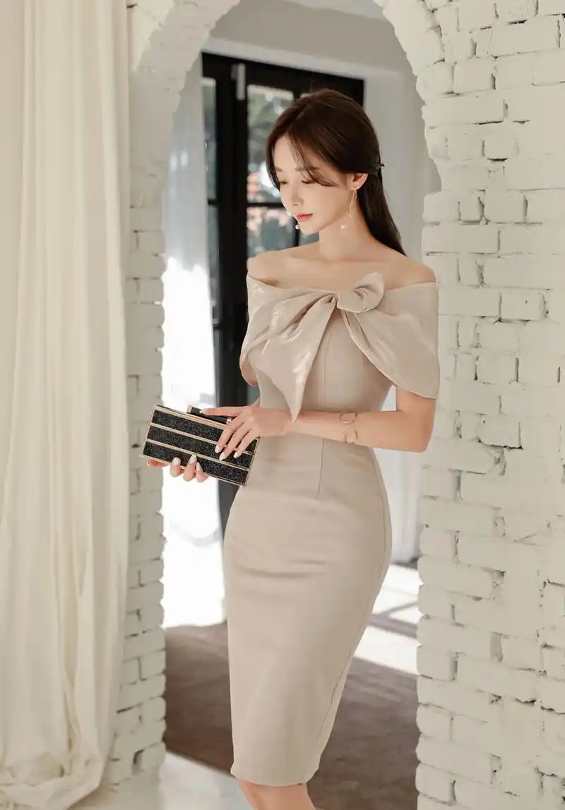 韩国美女孙允珠时尚写真:浅咖啡蝴蝶结露肩连衣裙,女人味十足