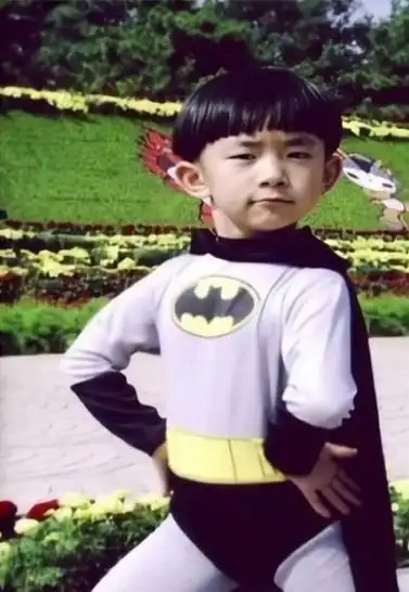 易烊千玺童年照曝光,顶锅盖头对镜头凹造型,嘟嘴卖萌超可爱