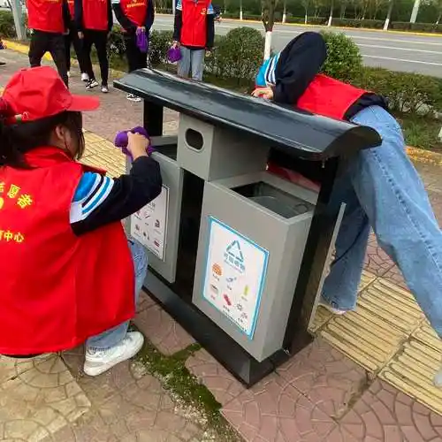 蓝田县职业教育中心团委开展"志愿者服务公益"活动