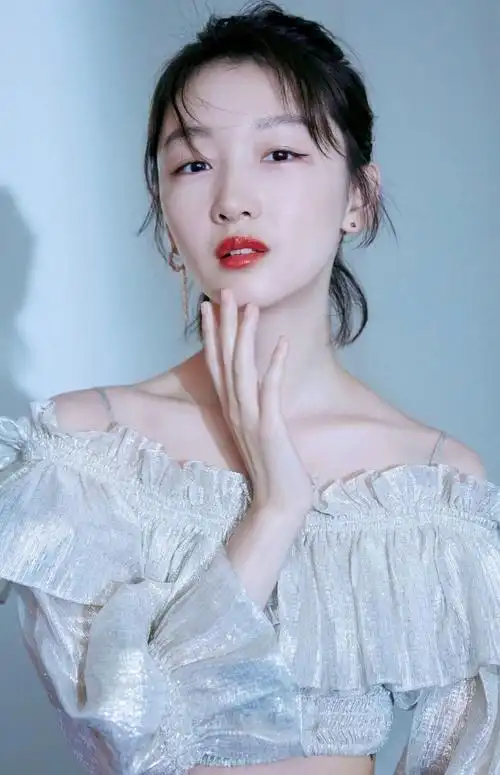 周冬雨高清俏丽美照,优雅迷人!