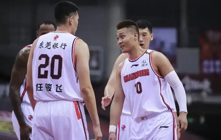 cba复赛第二阶段比赛今日继续进行,广东男篮对阵青岛男篮.