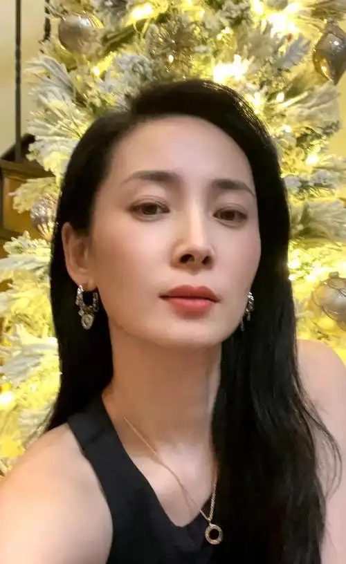 徐筠:丈夫是演员,婚后生一儿一女,一家四口其乐融融