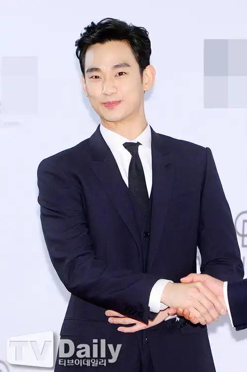 组图:金秀贤穿西装出席活动 帅气有型笑容灿烂