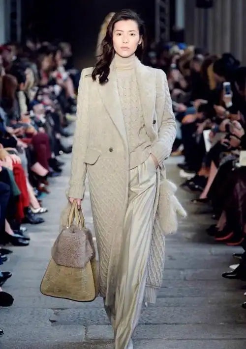 刘雯2017秋冬米兰时装周为某品牌走秀