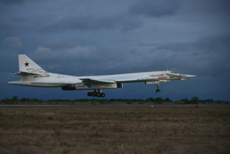俄罗斯图-160超音速轰炸机 连续飞行25个小时以上 再次刷新世界最长