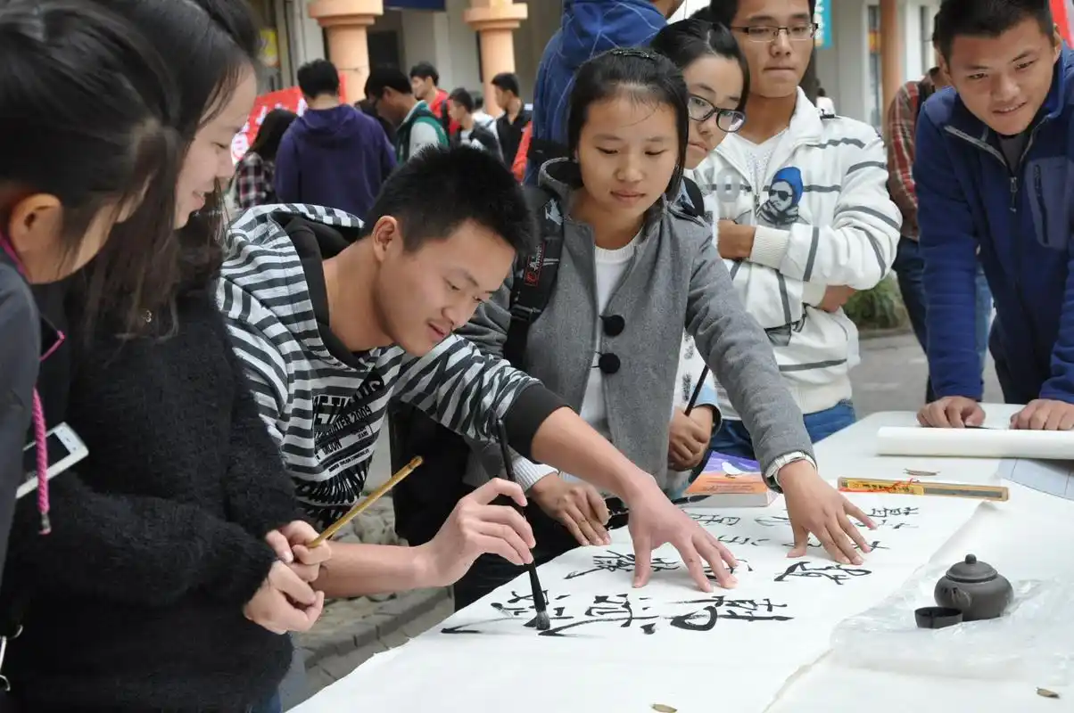 众多学生驻足观看,踊跃尝试书法,通过这次活动,社团吸引了新的书法