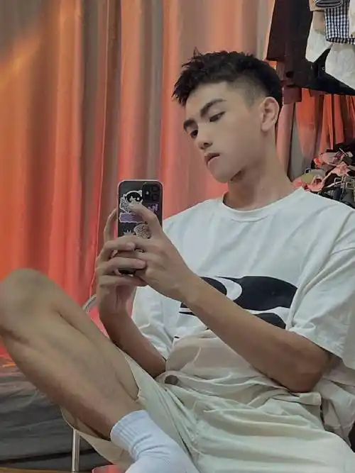 清秀阳光文艺小奶狗,有颜值的男生就喜欢自拍,一张俊脸让人着迷