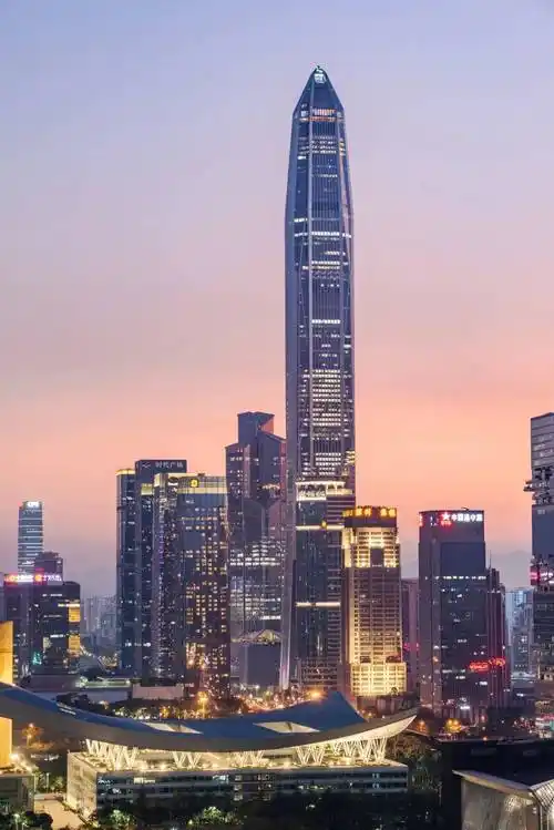 二高的建筑是深圳第一高楼深圳平安国际金融中心位于益田路的01地铁